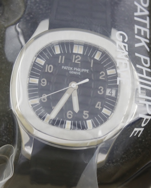 (image for) LIKE NEW PATEK PHILIPPE STAINLESS STEEL AUTOMATIC AQUANAUT / REF 5065
